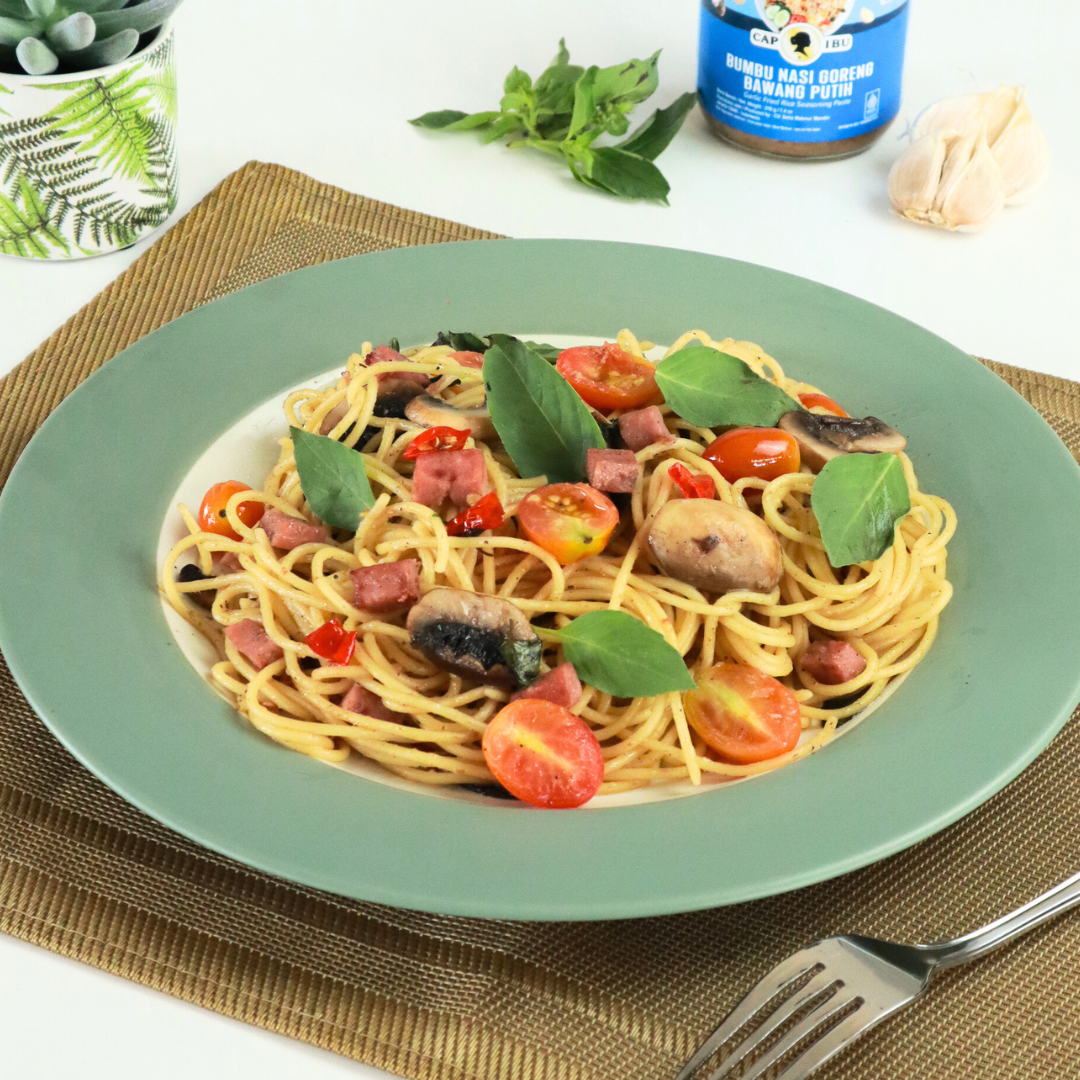 Spaghetti Aglio e Olio dengan Tomat dan Kemangi